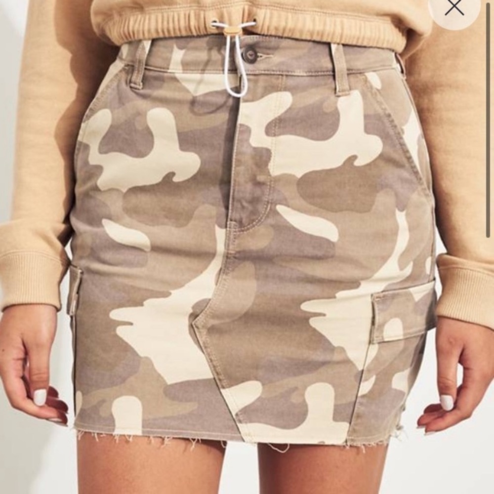 5 for $25🎈 NWT Hollister ultra high-rise camo utility skirt